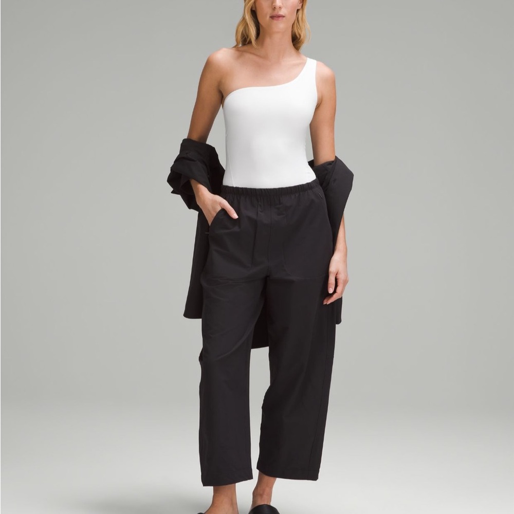 Lululemon Lightweight Mid Rise Barrel Leg Cropped Pant